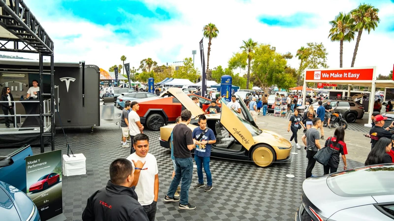 A crowd of people and show cars at Demo Days Festival